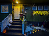 Halloweenpynta inngang med lys, spindelvev, skjelett og graskar i Ånavegen.