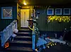 Halloweenpynta inngang med lys, spindelvev, skjelett og graskar i Ånavegen.