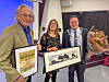 Liv Marit og Einar Økland står med innramma kunstverk saman med ordførar André Mundal Haukås.