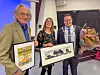 Liv Marit og Einar Økland står med innramma kunstverk saman med ordførar André Mundal Haukås.